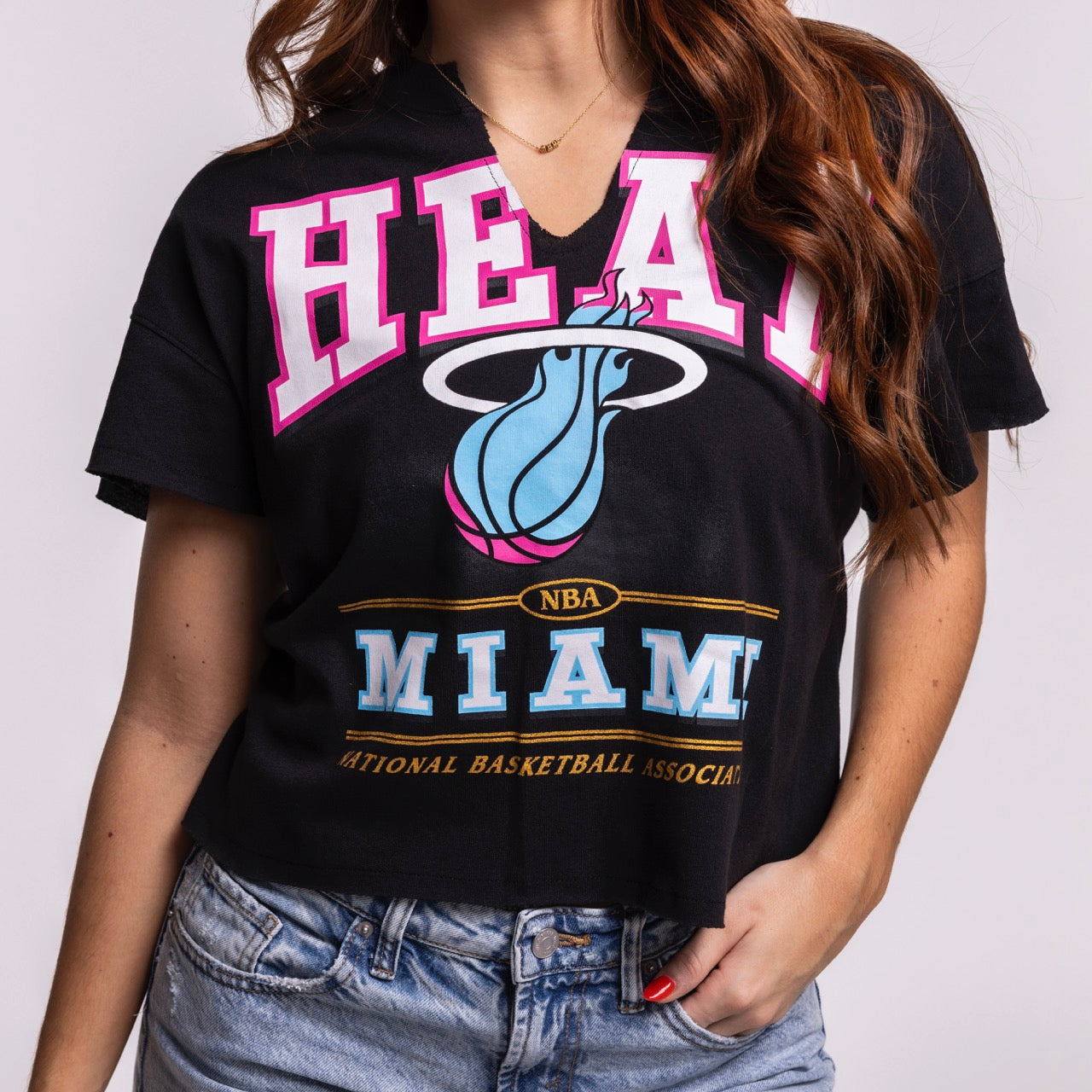 Show your style in the '47 Brand Miami HEAT Original Vice Nights Oversized Women's Cropped Tee, featuring bold HEAT lettering, the Miami Heat logo, and vibrant MIAMI and NBA graphics—perfect with light blue jeans.
