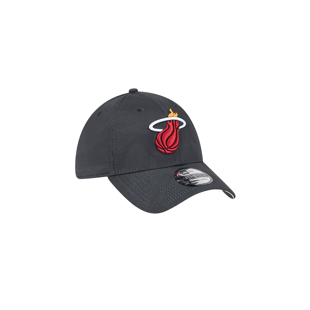 The New Era Miami HEAT Tonal Camo Flex Fit Hat features a dark gray camo design, Miami Heat logo, curved brim, New Era sticker, and is made from polyester spandex for comfort. Easy to spot clean.