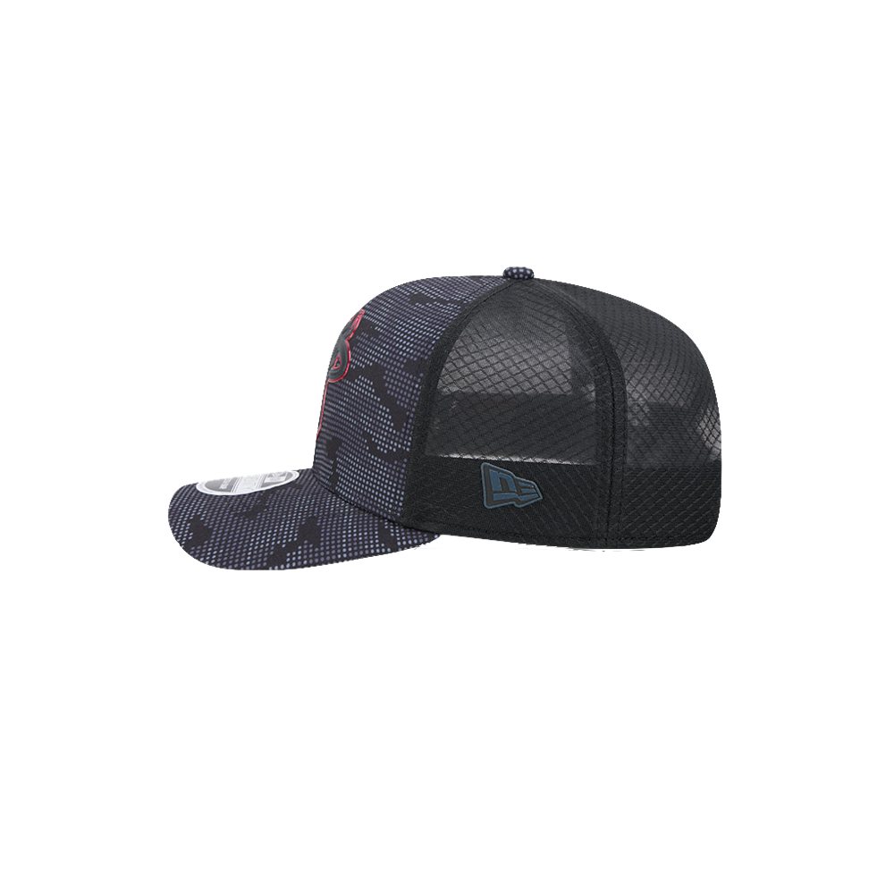 Side view of the New Era Miami HEAT Tonal Camo Snapback—a navy blue and black mesh trucker hat featuring a camouflage-patterned front and a New Era logo on the mesh side panel. This cooling stretch-snapback hat by New Era offers comfort and flexibility, making it perfect for all-day wear.