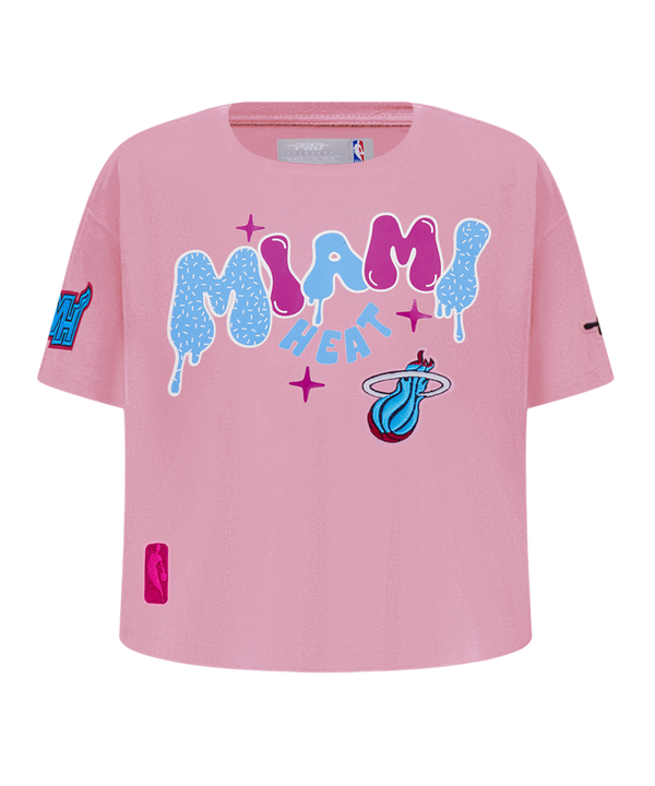 The Pro Standard Miami HEAT Original Vice Nights Girls Graffiti Boxy Tee is a pink, cotton, boxy-fit tee with drippy MIAMI HEAT graphics, flaming basketball logo, purple stars, sleeve and hem patches. Machine washable for easy care.