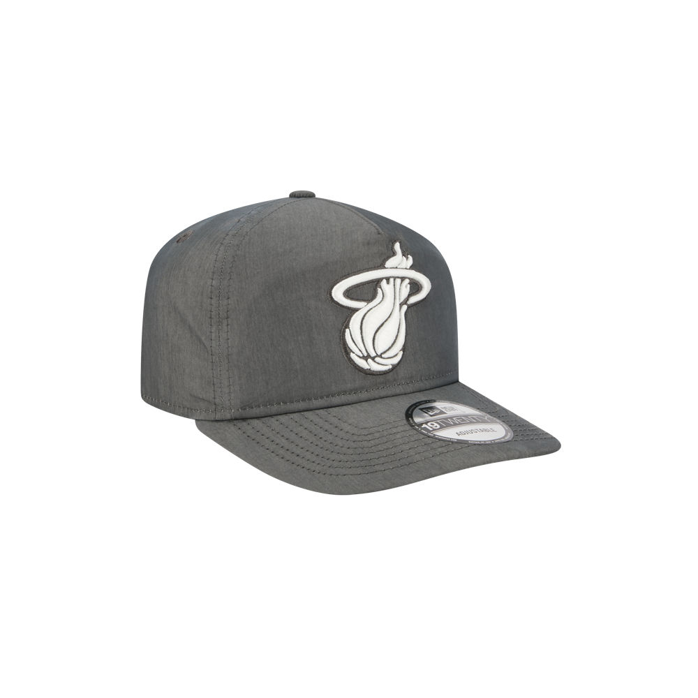 The New Era Miami HEAT Nylon Grey Snapback by New Era features a white Miami Heat logo on the front, cotton-nylon construction, and a pre-curved visor. It is displayed at a slight angle on a plain white background.