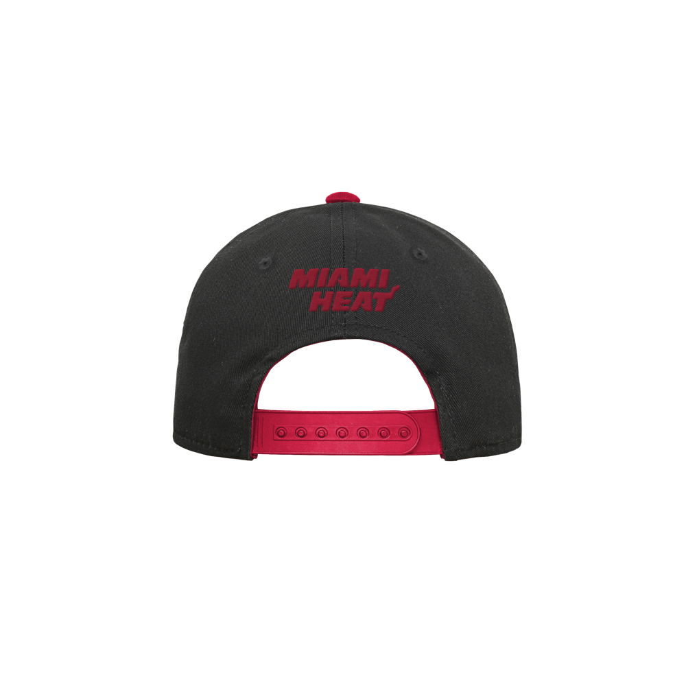 The Outerstuff Miami HEAT Pre-Curved Youth Snapback is a black and red cotton hat with 