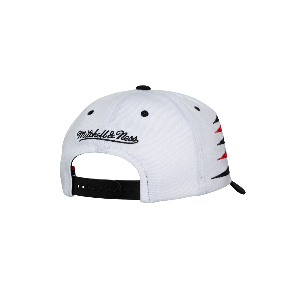 The Mitchell & Ness Miami HEAT Diamond Cut Snapback features black 