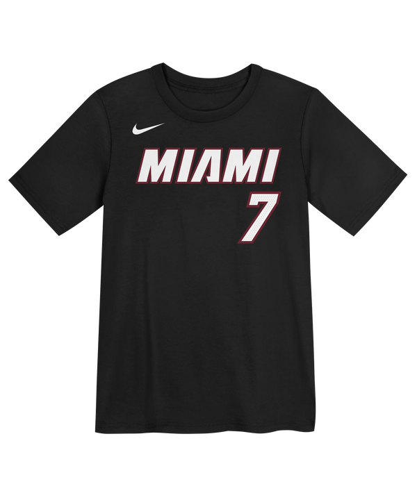The Nike Giannis Antetokounmpo Miami HEAT Icon Black Name & Number Kids Tee features a standard fit and showcases “MIAMI” in bold white and red letters with the number 7 below on the front. Made from comfortable cotton, this tee is machine washable for easy care.