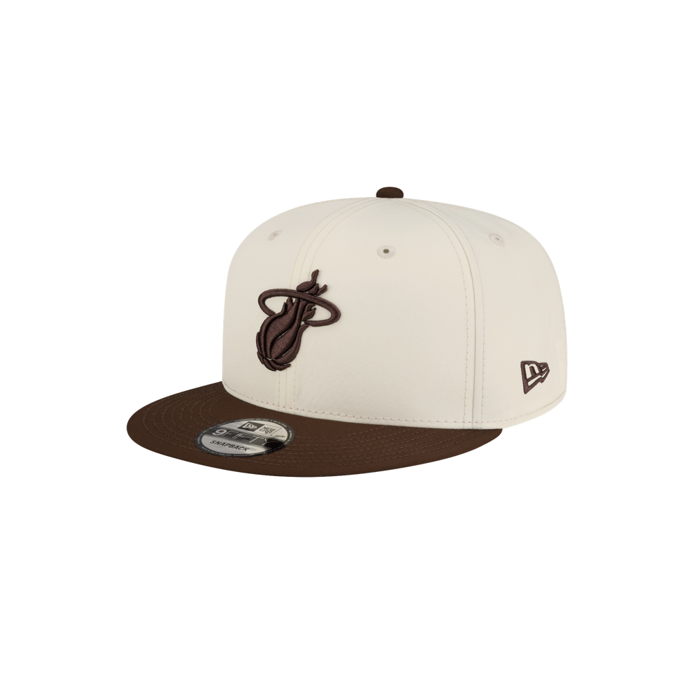 Cream-colored polyester Court Culture x New Era Café y Leche Snapback hat featuring a brown brim and a brown Miami Heat logo on the front.
