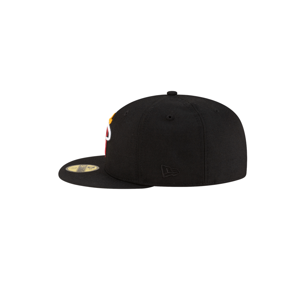 The New Era Miami HEAT 06' Ring Fitted Hat is a black wool baseball cap with a flat brim and subtle stitched details, featuring a round underside sticker. Spot cleaning is recommended for best care.