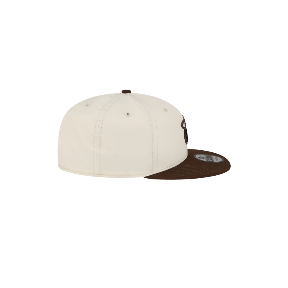 Cream-colored polyester Court Culture x New Era Café y Leche snapback hat with a brown brim and a brown logo on the front.