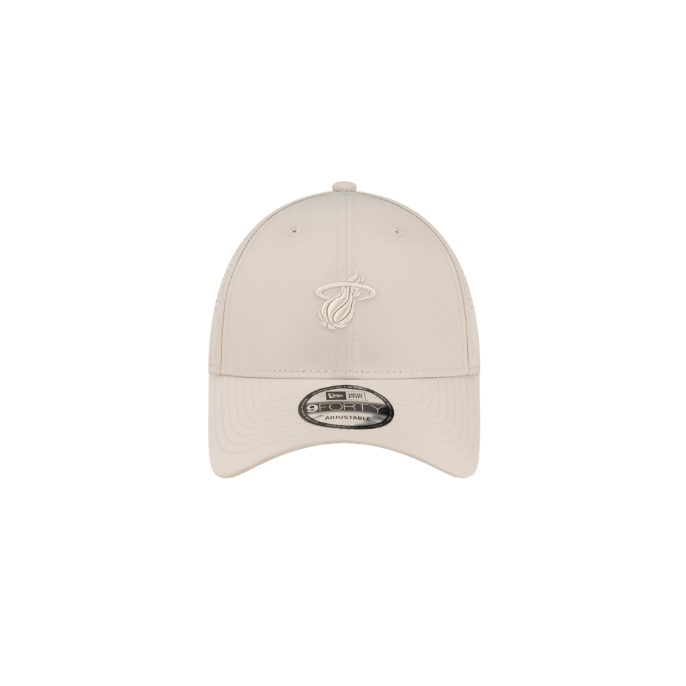 Beige polyester Court Culture x New Era Oolite snapback cap featuring an embroidered Miami Heat logo and a black circular sticker on the brim.