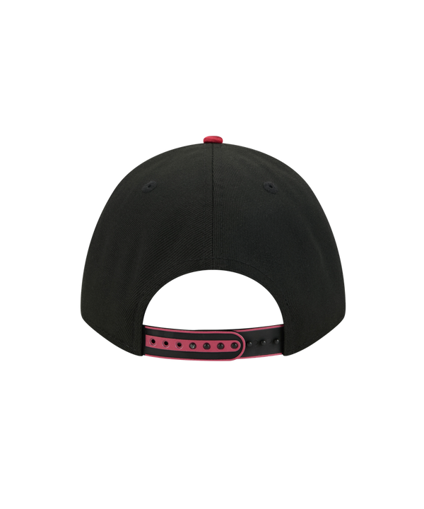 The New Era Miami HEAT 2025 Tipoff Snapback features black pinstripes, a black brim, and the flaming basketball logo, finished with a classic silver New Era sticker on the brim.