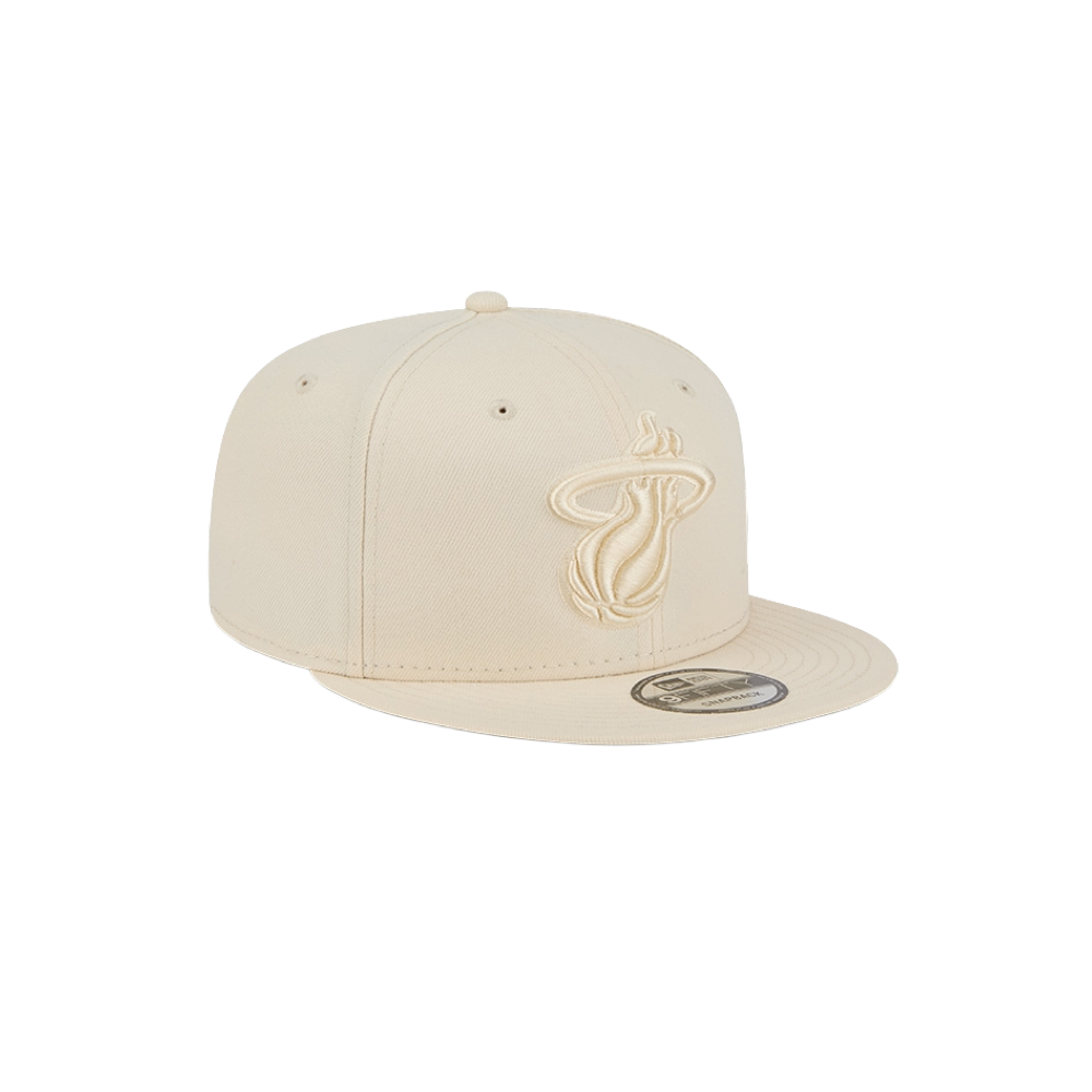 The New Era Miami HEAT Beige Color Pack Snapback is a beige polyester cap with an embroidered Miami Heat logo on the front and a New Era sticker on the flat brim, shown against a plain white background.