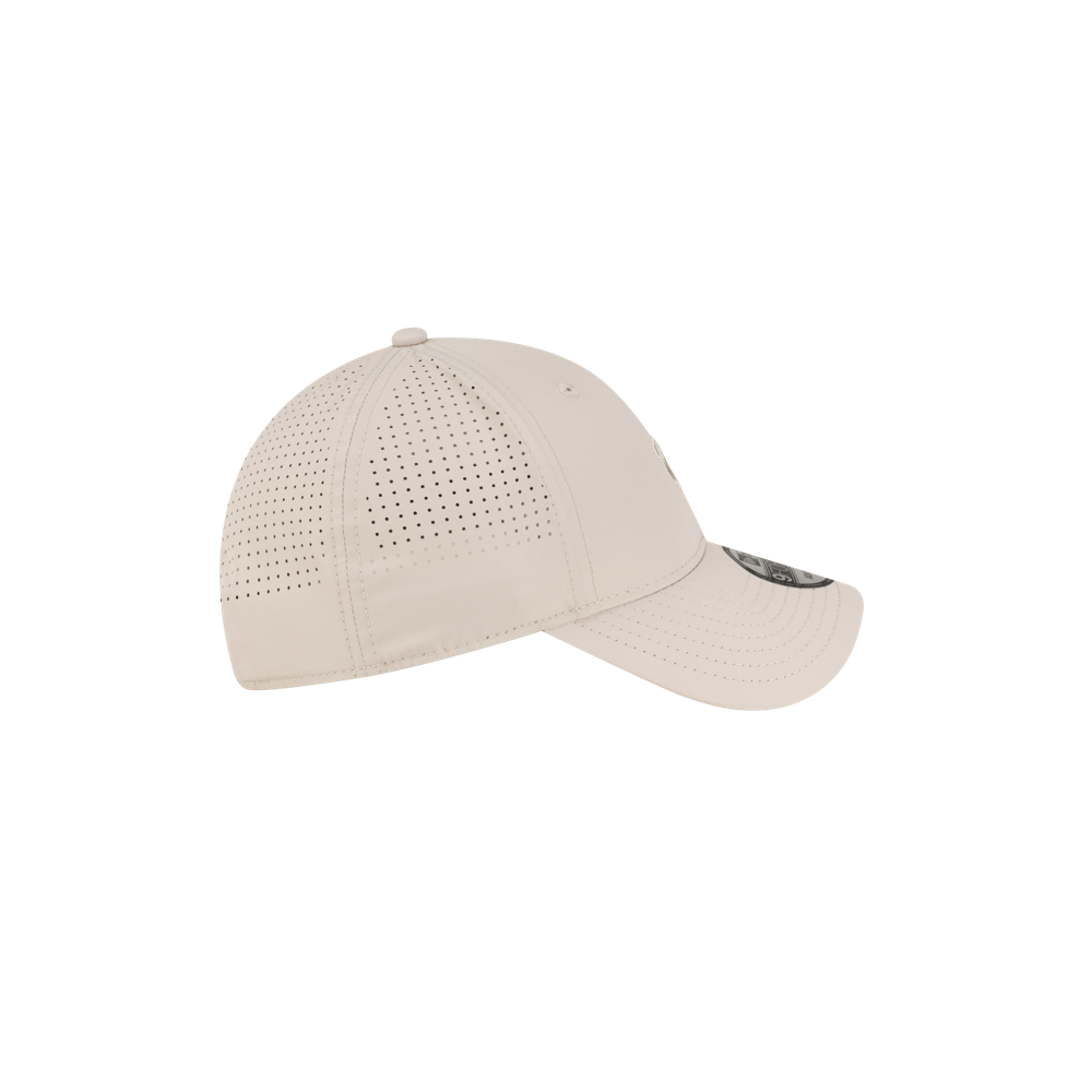Beige polyester Court Culture x New Era Oolite Snapback baseball cap featuring perforated side panels and a curved brim.