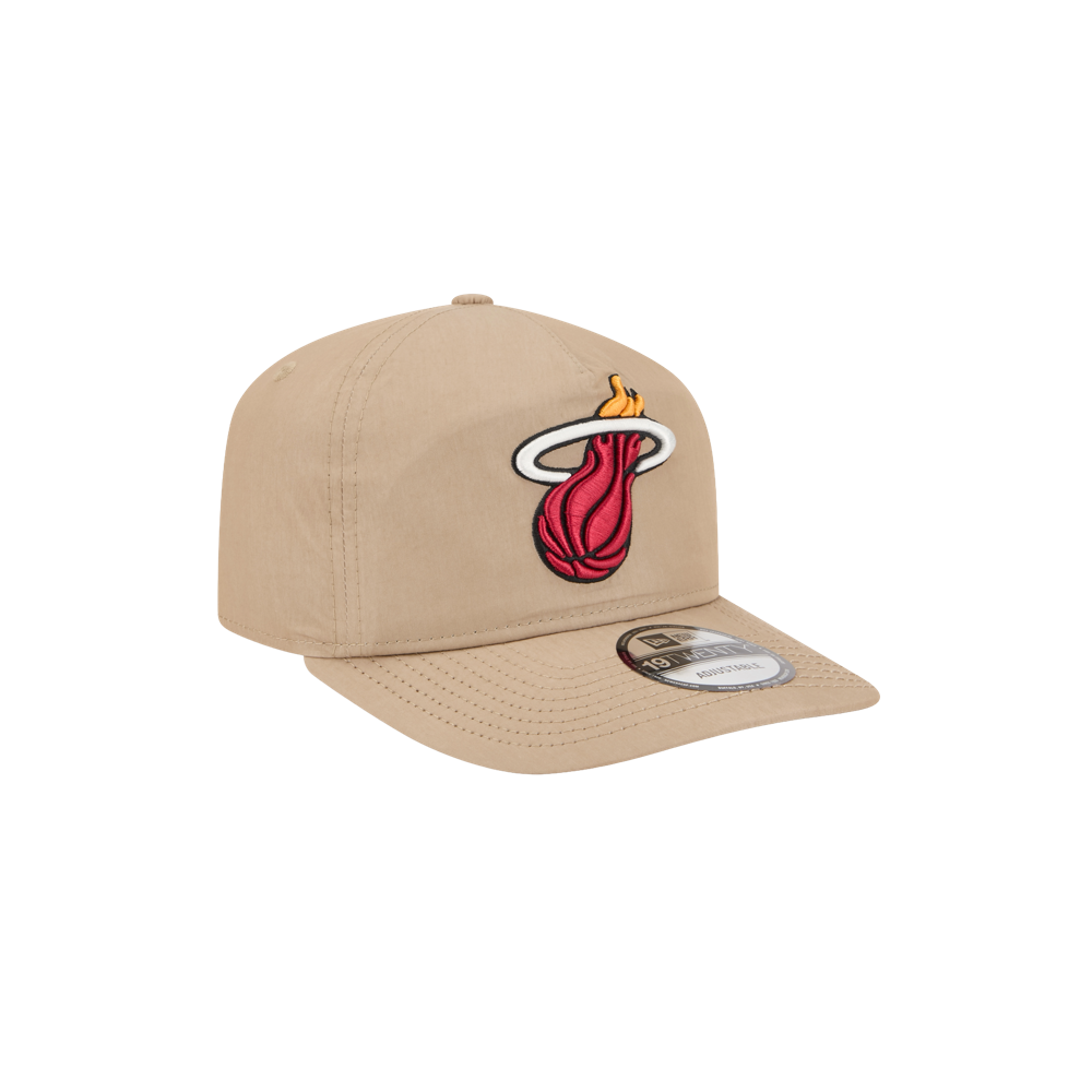 The New Era Miami HEAT Nylon Tan Snapback features the team logo on front, a New Era 9FIFTY sticker on the brim, and a durable cotton-nylon visor for added style and comfort.